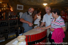 Photo de la Nouvelle République paru le vendredi 21 aot 2009 sur le salon des vins.