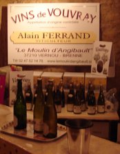  Salon d'été des vins de Vouvray mois d'août. Stand appartenant à Monsieur Alain Ferrand viticulteur de vins de Vouvray du domaine du Moulin d'Angibault à Vernou-sur-brenne. 